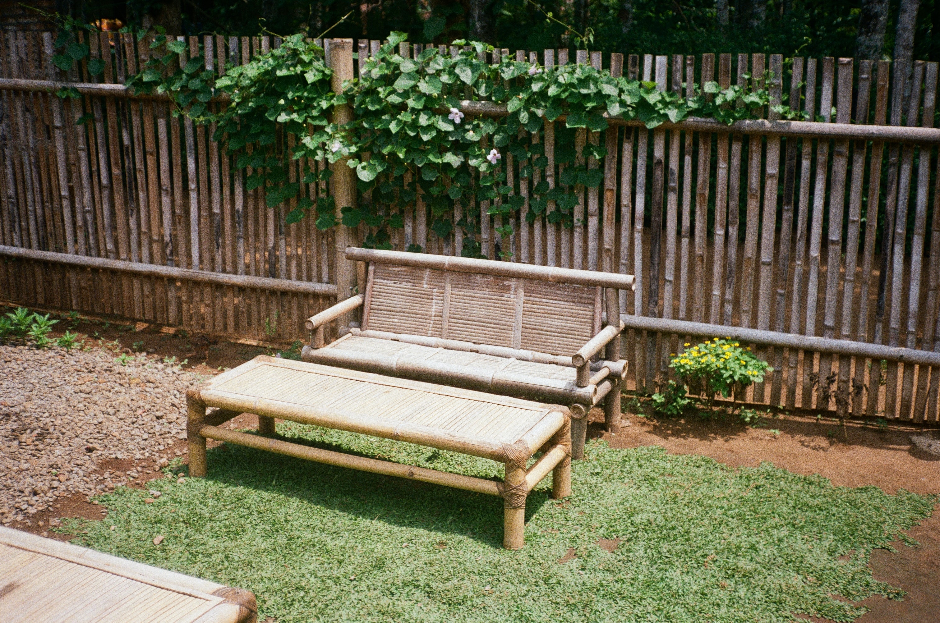Ekstra siddepladser i haven med smukke havebænke